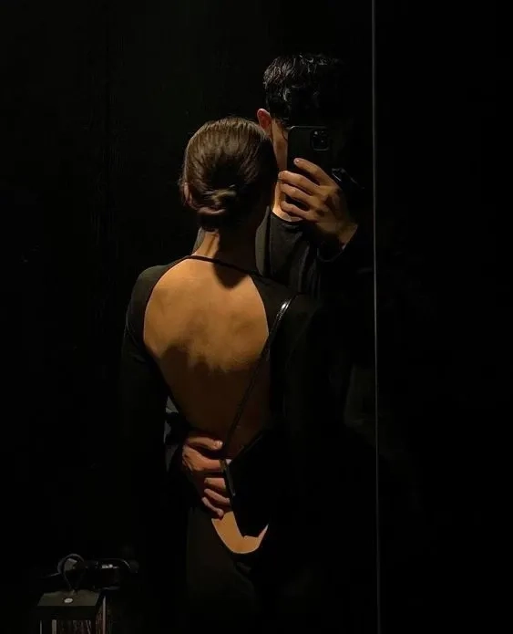 Hình nền ôm người yêu từ phía sau HD sắc nét mang lại cảm giác gần gũi