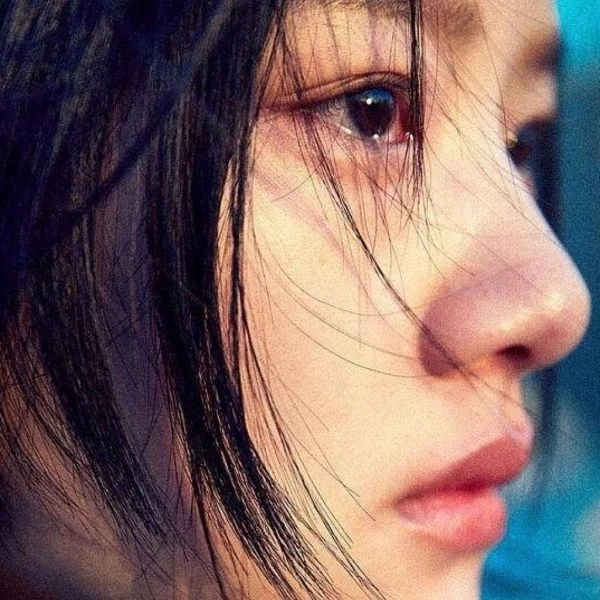 Hình ảnh cô gái khóc buồn giúp bạn thể hiện cảm xúc đầy cảm động