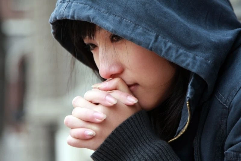 Hình nữ buồn khóc mang đến không khí đầy cảm xúc và đau lòng