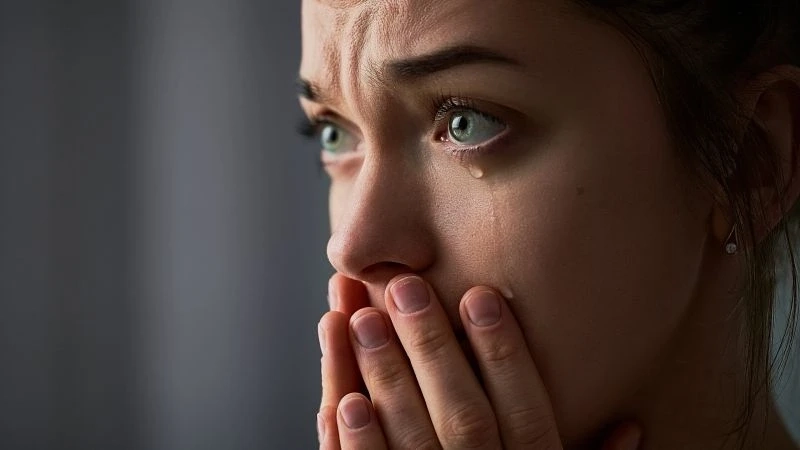 Ảnh buồn tâm trạng nữ khóc thể hiện sự mất mát và cảm giác cô đơn