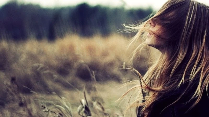 Ảnh nữ buồn khóc với vẻ mặt đau đớn và nỗi lòng khó tả