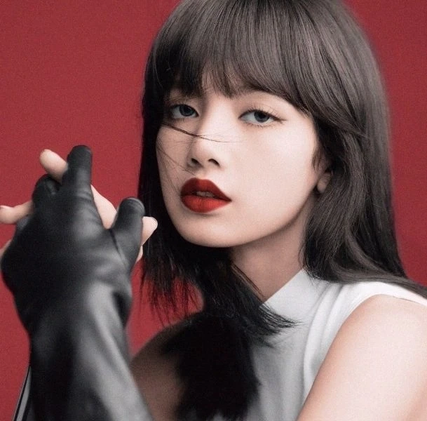 Hình nền điện thoại Lisa Blackpink tạo không gian mạnh mẽ và cuốn hút