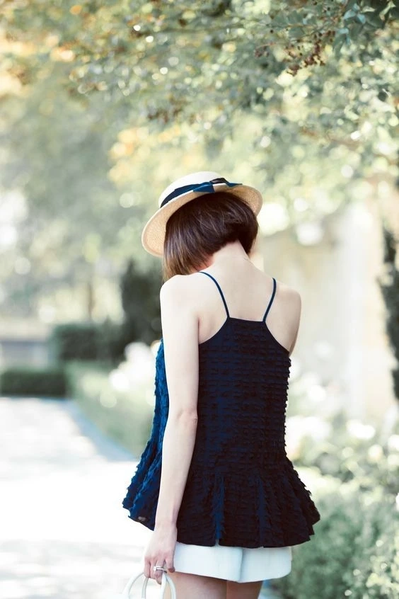 Ảnh cưới cô dâu chụp sau lưng mang đến vẻ đẹp nhẹ nhàng và thanh thoát