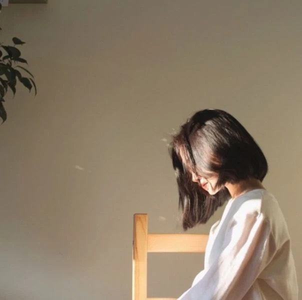 Chụp ảnh sau lưng tạo sự cuốn hút và không gian đầy cảm xúc