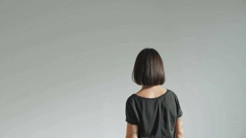 Ảnh chụp từ sau lưng tạo sự nhẹ nhàng và cuốn hút trong từng chi tiết