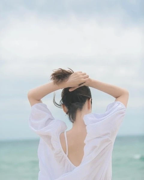 Ảnh chụp tóc sau lưng tạo không gian nhẹ nhàng và đầy cảm xúc
