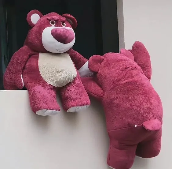 Gấu bông dâu Lotso dễ thương mang lại không gian vui tươi