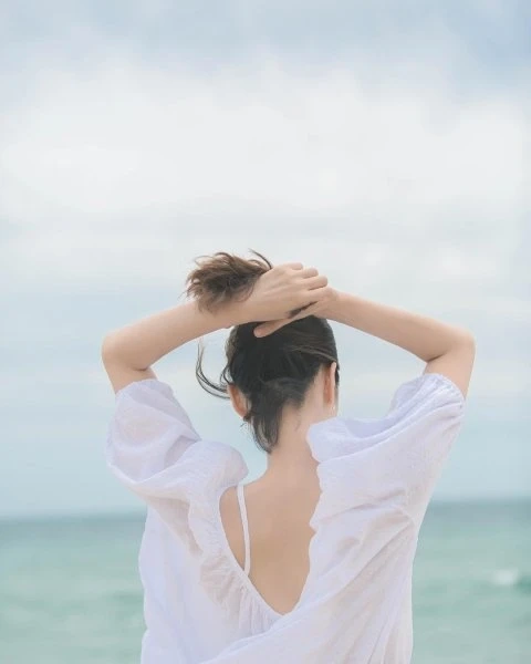 Hình ảnh avatar buồn nam tạo cảm giác cô đơn và suy tư trong không gian
