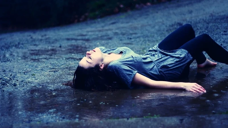 Hình nền thất tình nam thể hiện tâm trạng buồn bã trong tình yêu
