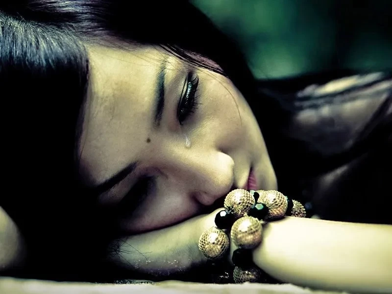 Ảnh nền buồn thất tình giúp thể hiện cảm xúc cô đơn và đau khổ