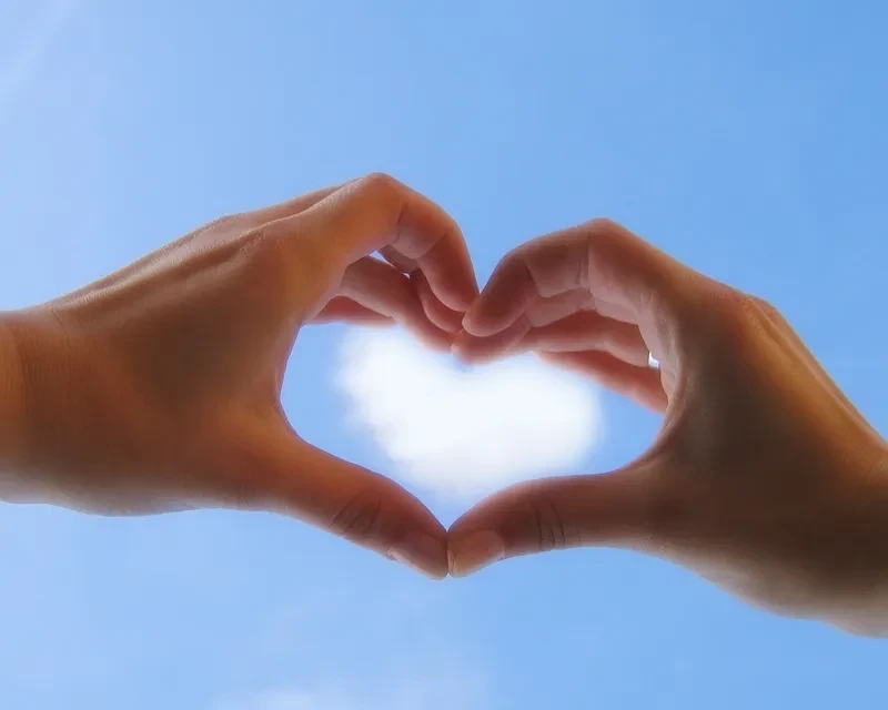 Hình nền đen trái tim mang lại cảm giác sâu lắng và cuốn hút