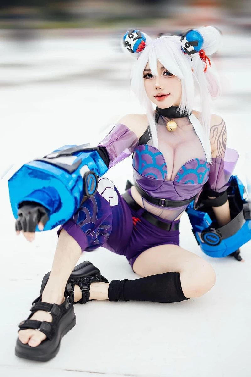 Ảnh cosplay Alice (Alice in Wonderland) nổi bật với sự tò mò và dũng cảm