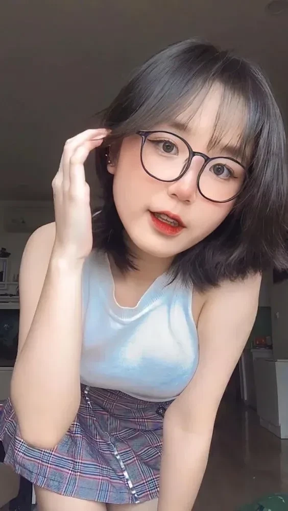 Con gái cute ảnh gái xinh tóc ngắn đeo kính tạo phong cách trẻ trung