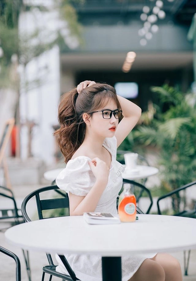 Gái xinh tóc dài đeo kính cute làm say đắm mọi ánh mắt