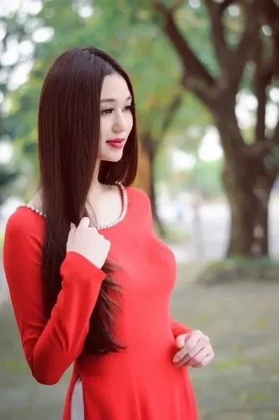 Gái xinh tóc dài đeo kính 2k10 mang đến vẻ đẹp trẻ trung