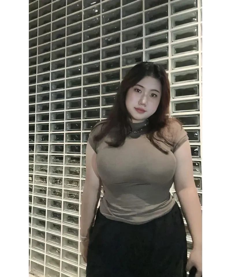 Hình ảnh cô gái mập dễ thương dễ thương tạo nên cảm giác vui tươi và thân thiện