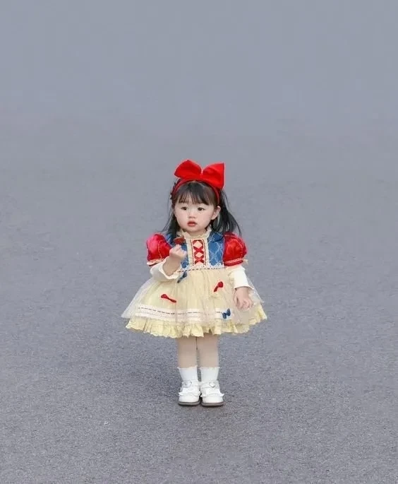 Hình bé gái mới sinh tạo nên hình ảnh ngọt ngào và tinh khôi
