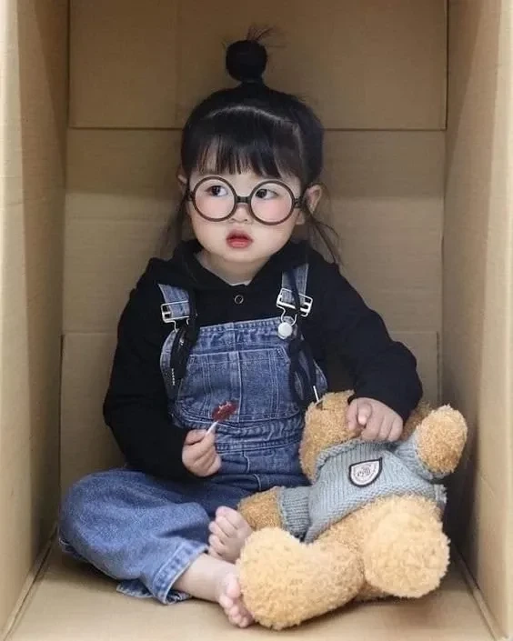 Hình bé gái trong bộ đồ len tạo nên hình ảnh gần gũi và dễ thương
