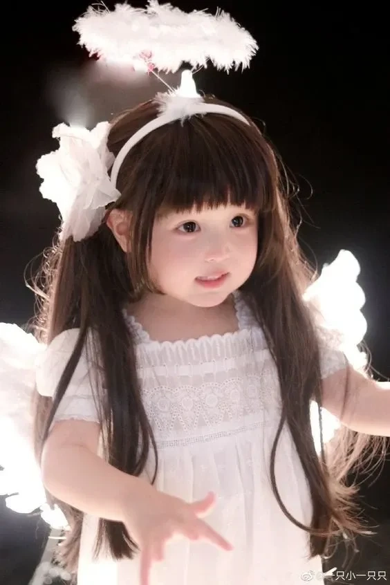 Ảnh bé gái cute với nụ cười đáng yêu và ánh mắt hồn nhiên