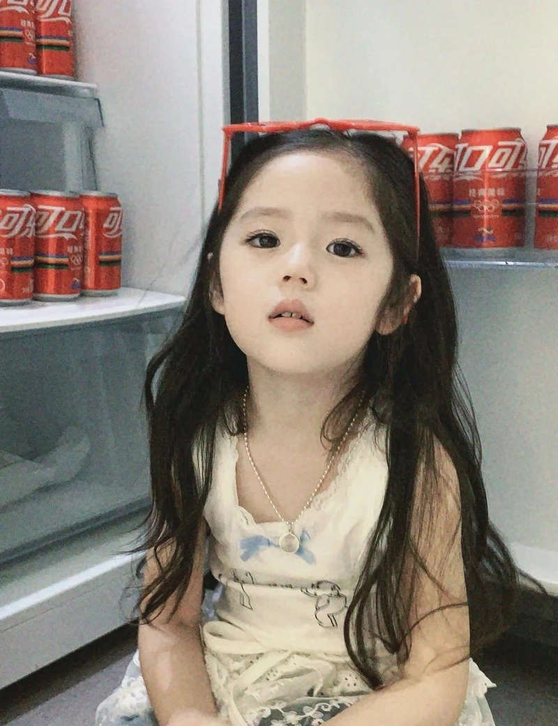 Hình nền bé gái trong rừng với khung cảnh bình yên và tự nhiên