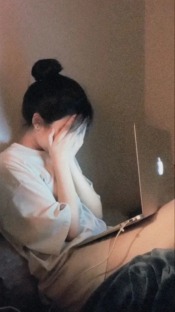 Hình ảnh con gái chờ đợi trong vô vọng với nét buồn miên man