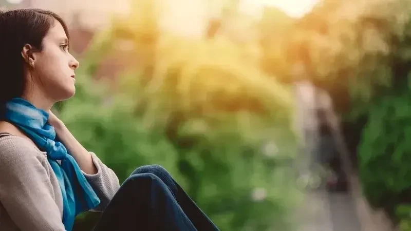 Hình ảnh mưa buồn và cô gái tạo không gian u buồn và sâu lắng