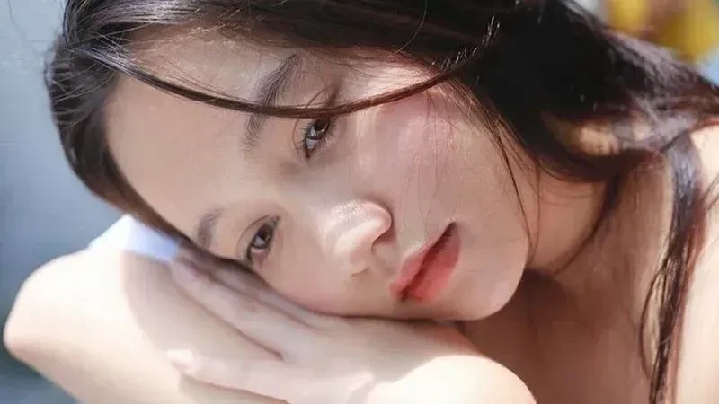 Hình ảnh ánh hoàng hôn cô đơn với cảnh sắc dịu dàng mà buồn bã