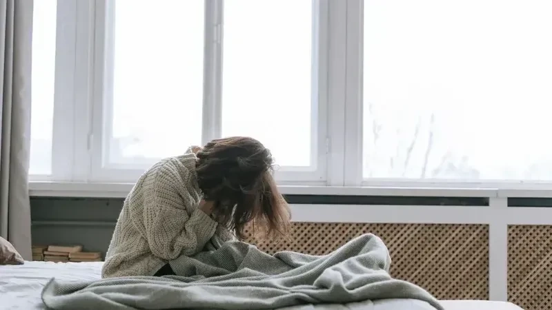 Hình ảnh cô gái đứng bên cửa sổ với ánh mắt đầy tâm trạng