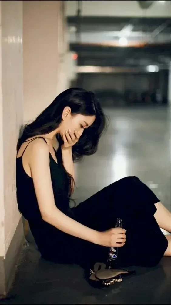 Hình ảnh cô gái nhìn xa xăm với ánh mắt đượm buồn và sâu lắng