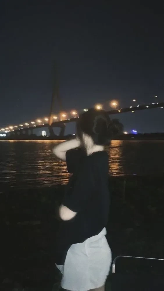 Hình ảnh con gái cô đơn trong tình yêu với nét mặt buồn bã
