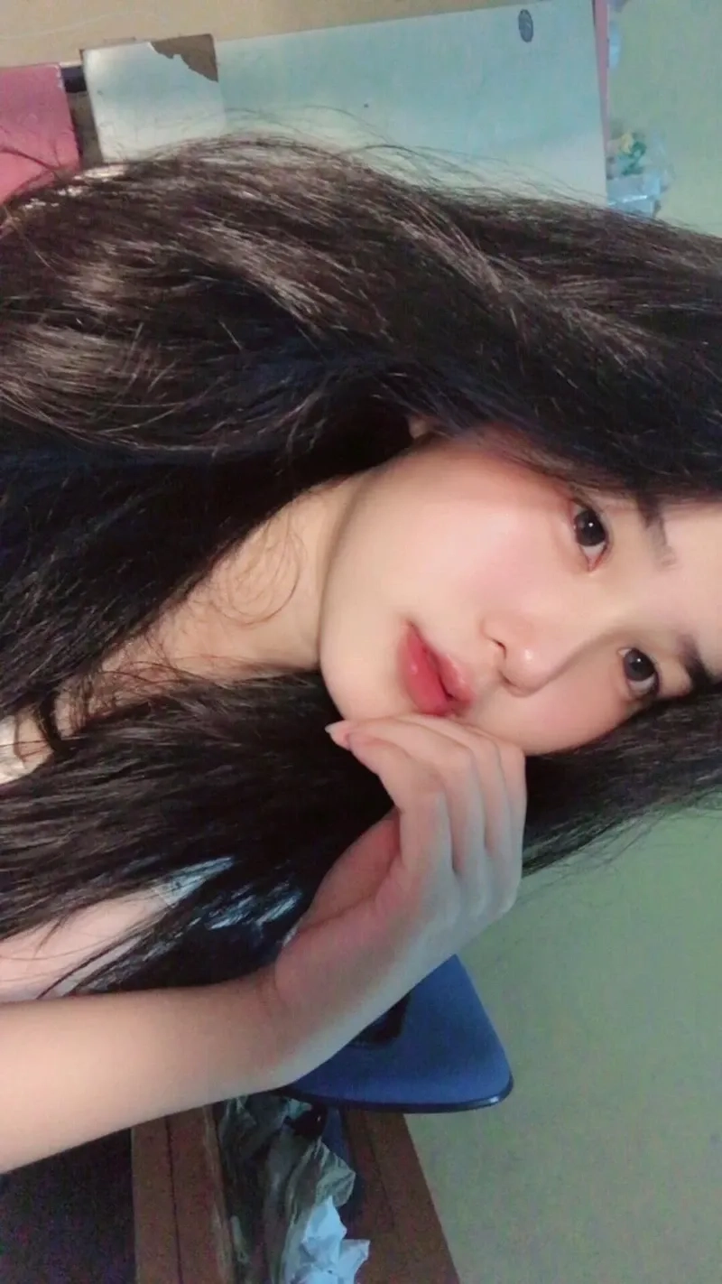 Hình ảnh avatar nữ buồn tạo không gian cảm xúc nhẹ nhàng