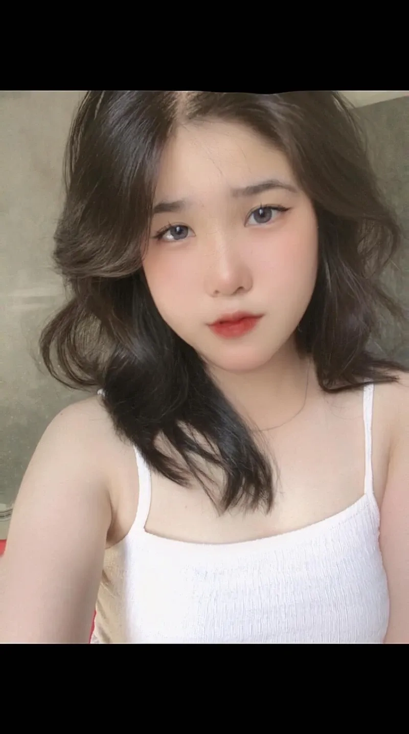 Ảnh đại diện nữ buồn thể hiện tâm trạng yên lặng và suy tư