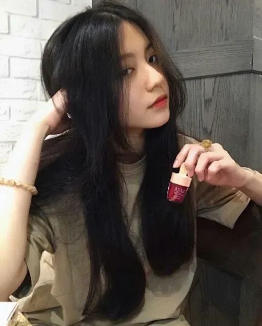 Hình ảnh avatar nữ buồn nhất thể hiện sự tĩnh lặng và suy tư