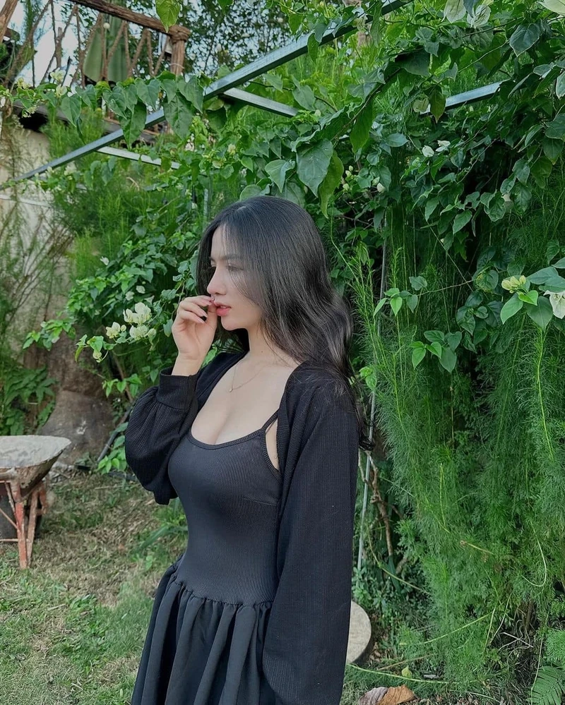 Hình nền gái đẹp ngầu cho điện thoại khắc họa cá tính mạnh mẽ và đầy cuốn hút