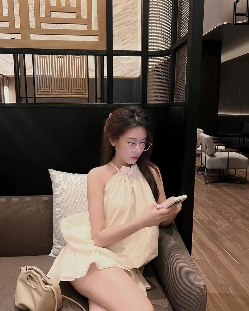 Tải hình nền gái xinh cho điện thoại mang đến hình ảnh sống động và cuốn hút