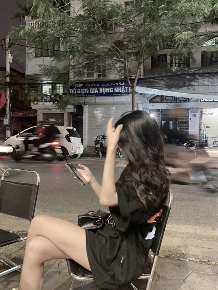 Hình ảnh gái xinh che mặt bằng điện thoại đầy vẻ dễ thương nổi bật