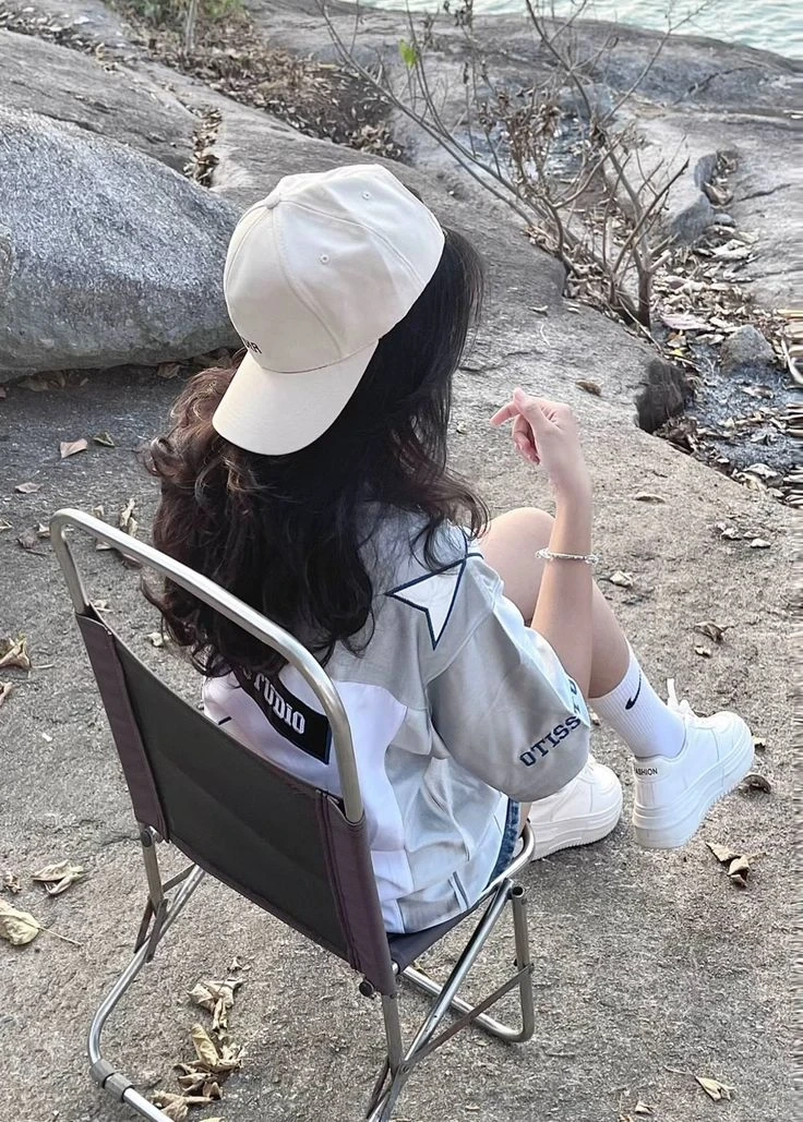 Hình nền gái xinh che mặt bằng điện thoại tạo cảm giác gần gũi và thú vị