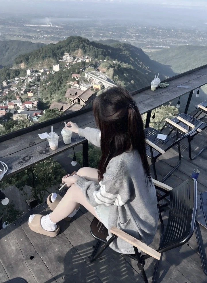 Ảnh gái xinh che mặt bằng điện thoại đẹp làm nổi bật nét cuốn hút đặc biệt