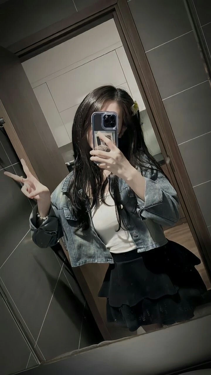 Hình nền con gái che mặt bằng hoa làm nổi bật sự hài hòa và tinh tế