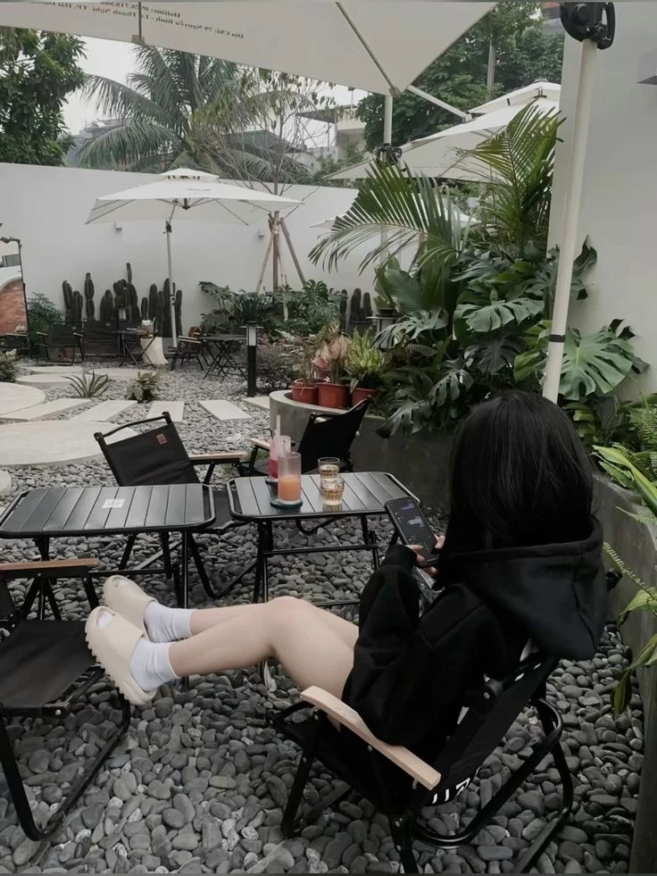 Hình ảnh gái xinh che mặt buồn mang nét trầm tư đầy cảm xúc