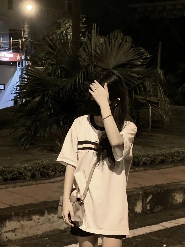Avatar gái xinh che mặt buồn toát lên sự dịu dàng và tinh tế