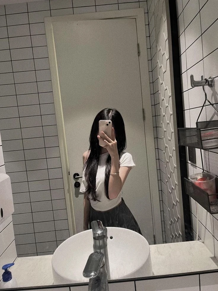 Hình ảnh con gái che mặt buồn mang nét đẹp giản dị đầy ý nghĩa