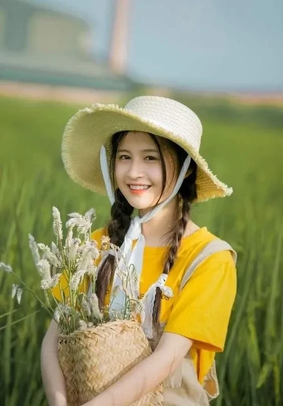 Hình nền gái quê bên đồng lúa thể hiện nét đẹp giản dị của làng quê