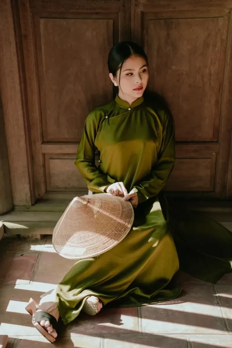 Vân Trang Thương Ngày Nắng Về thời trang thể hiện phong cách ấn tượng