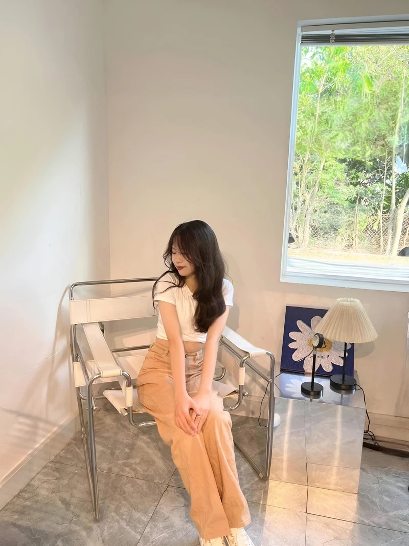 Gái xinh tóc dài đeo kính hot thu hút mọi ánh nhìn xung quanh