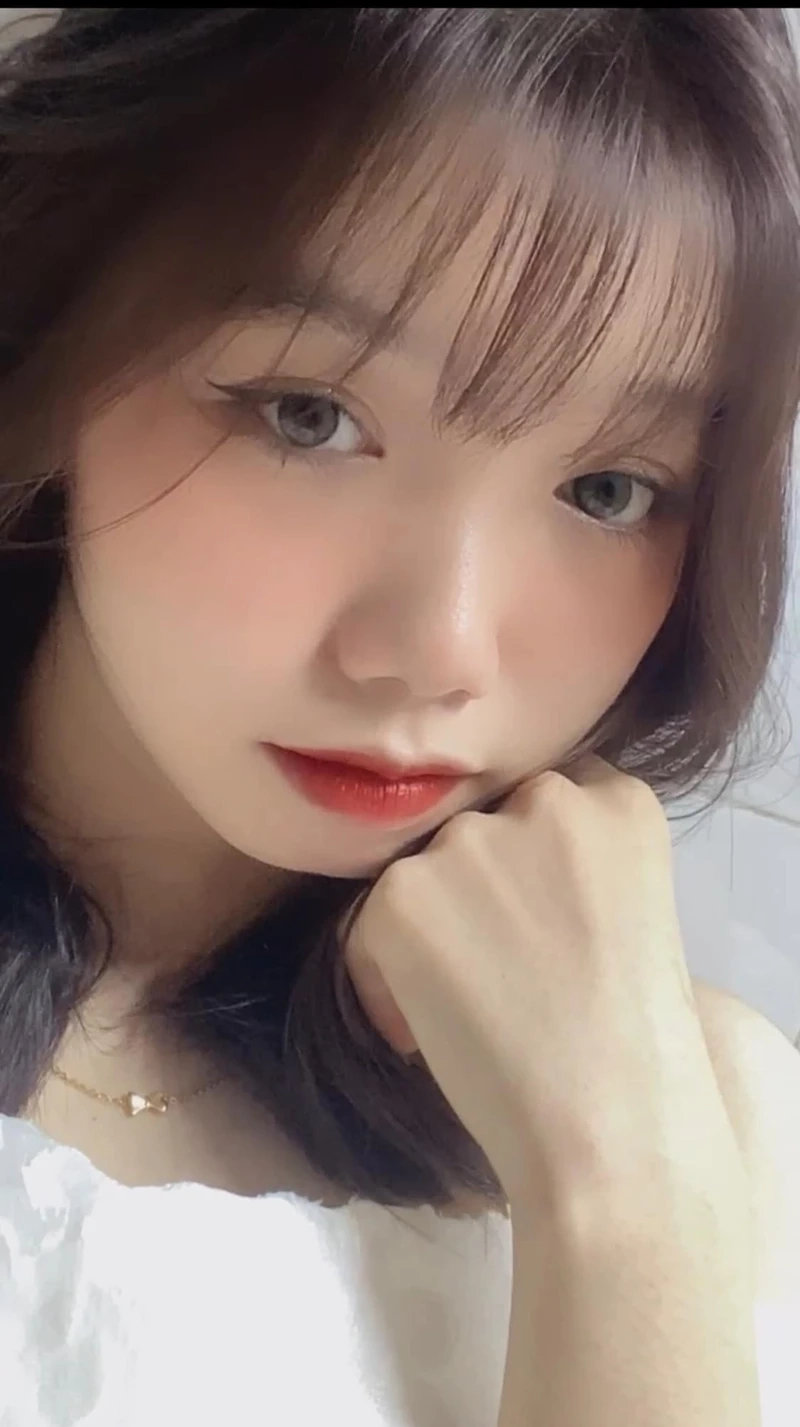 Gái xinh áo dài trắng live TikTok luôn thu hút ánh nhìn từ mọi người