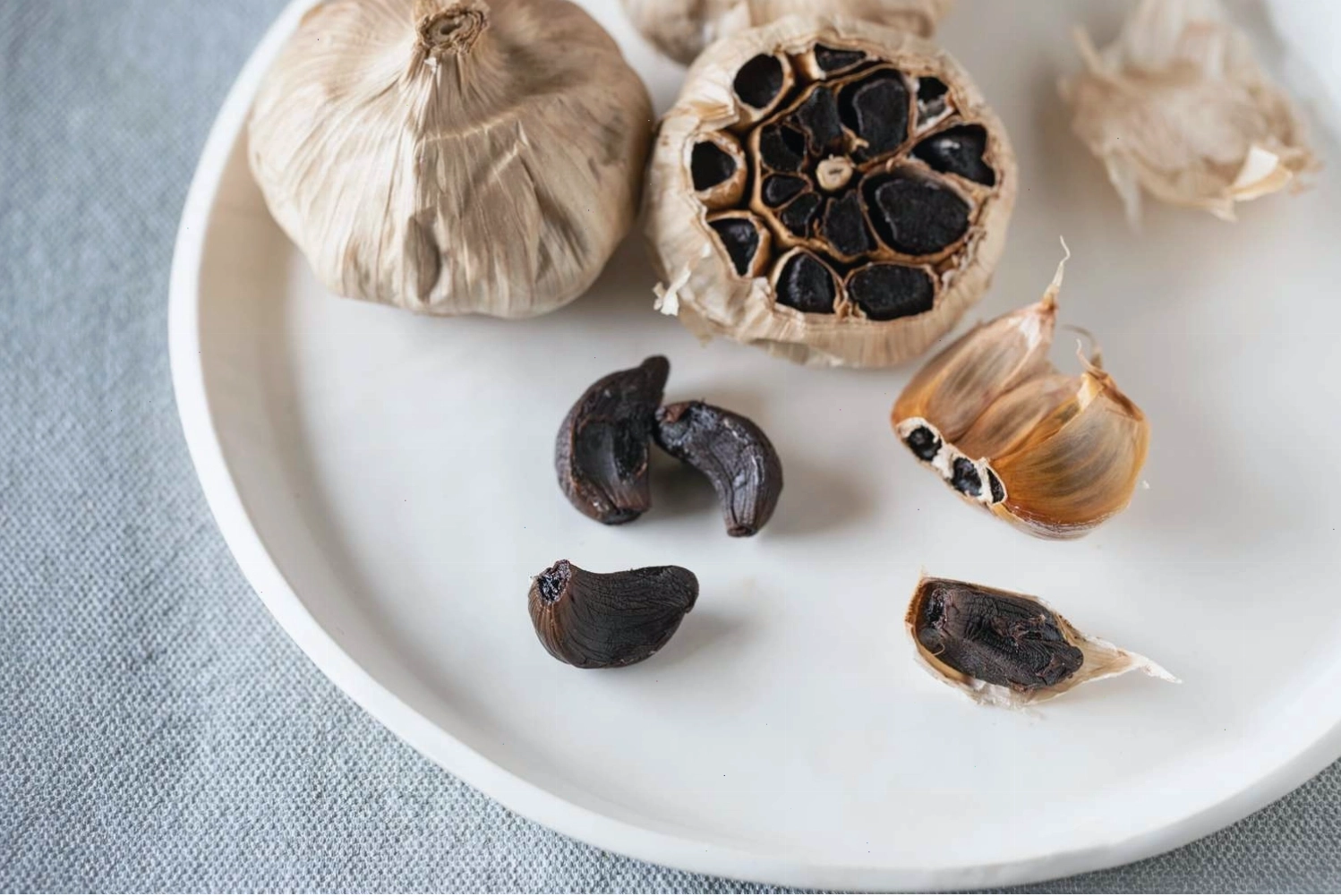 Ai không nên ăn tỏi đen để tránh tác hại