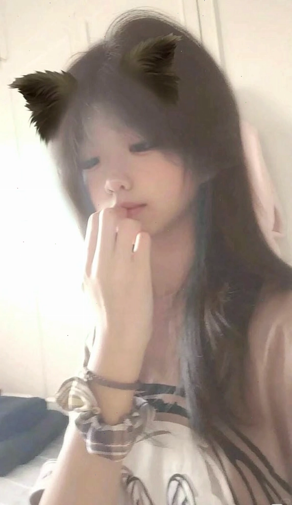 Ảnh gái xinh 2012 che mặt nhìn xa xăm