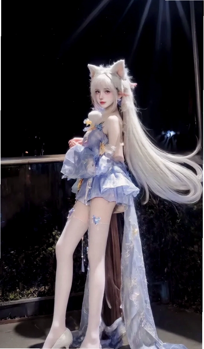 Ảnh gái xinh cosplay với biểu cảm đa dạng