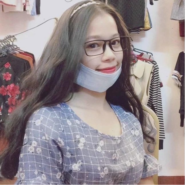 Ảnh gái xinh đeo khẩu trang trong trang phục năng động